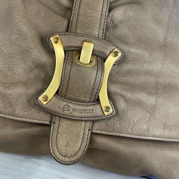 B Makowsky Taupe Leather Slouchy Hobo Satchel Shoulder Bag w/Large Buckle Accent - Picture 2 of 15